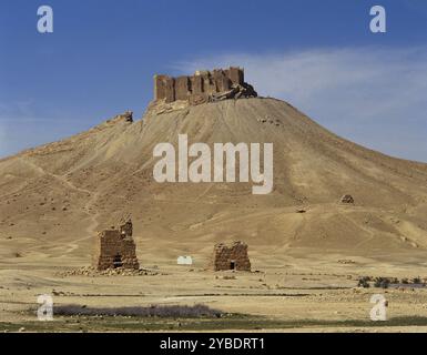 Ruinen von Qala'at ibn Maan, Palmyra, Syrien, 2001. Burg auf einem Berg, die vermutlich im 13. Jahrhundert von den Mamluken erbaut wurde, mit Blick auf die historische Stätte von Palmyra, Oase von Tadmor. Foto vor dem syrischen Bürgerkrieg. Stockfoto