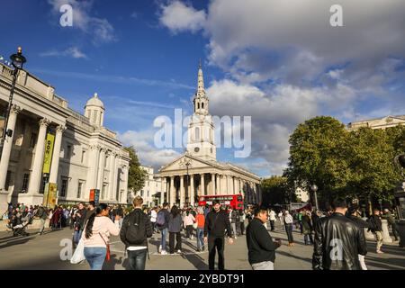 London, Großbritannien. Oktober 2024. Touristen und Londoner genießen die Nachmittagssonne auf dem Trafalgar Square. Nach früherem Nebel und Nebel dominieren Sonnenschein und sehr milde Temperaturen den ganzen Nachmittag im Zentrum von London Credit: Imageplotter/Alamy Live News Stockfoto