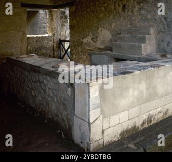 Thermopolium, Gewerbebetrieb (Restaurant), Herculaneum, Italien, 2002. Sowohl warme als auch kalte Speisen und Getränke wurden in den Gläsern in der Theke aufbewahrt. Die römische Stadt Herculaneum (das heutige Kampanien) wurde während des Ausbruchs des Vesuvs 79 n. Chr. unter vulkanischer Asche und Bimsstein begraben. Stockfoto