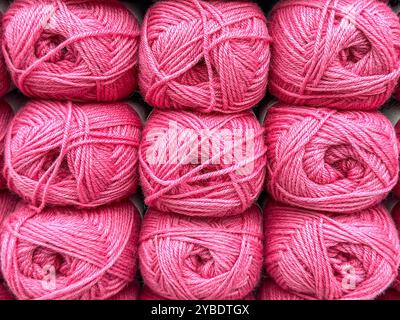 Nahaufnahme von Kugeln aus rosa Wolle. Stockfoto