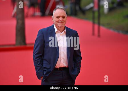 Formello, Italien. Oktober 2024. DENNIS LEHANE besucht den roten Teppich während des 19. Rom Film Festivals im Auditorium Parco Della Musica in Rom, Italien, am 18. Oktober 2024. (Foto: Domenico Cippitelli/NurPhoto) Credit: NurPhoto SRL/Alamy Live News Stockfoto