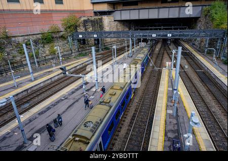 Ein Scotrail-Zug wartet an einem Bahnsteig in der Queen Street Station, Glasgow, Schottland, Großbritannien, Europa Stockfoto