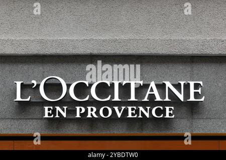 Riga, Lettland - 26. Mai 2024: Logo von L'occitane en Provence an einer Wand. L'occitane en Provence ist ein internationaler Händler für Körper, Gesicht und Duftstoffe Stockfoto