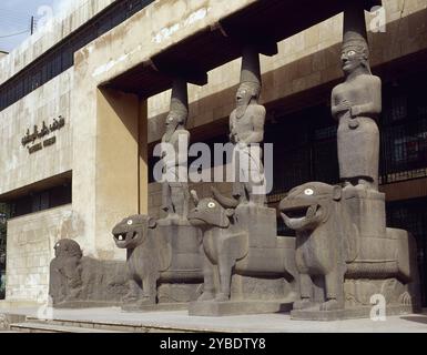 Basaltkaryatiden am Eingang zum Nationalmuseum von Aleppo, Syrien, 2001. Karyatiden und eine weibliche Sphinx, die früher das Tempeltor der neohethitischen Siedlung Tell Halaf, Eisenzeit (9. Jahrhundert v. Chr.) bewachten. Stockfoto