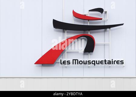 Belleville, Frankreich - 29. September 2024: Les mousquetaires Logo an einer Wand. Les Mousquetaires ist eine in Privatbesitz befindliche Symbolgruppe mit Sitz in Frankreich Stockfoto