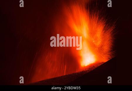 Ätna - il vullcano di SIicilia grande esplosione di Lava vista in dettaglio dal cratere durante l'eruzione di notte Stockfoto