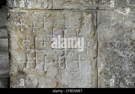 Graffiti der Kreuzritter an den Wänden der Treppe, die zur Kapelle der Heiligen Helena führt, in der Grabeskirche in der Altstadt von Jerusalem, Israel. Stockfoto