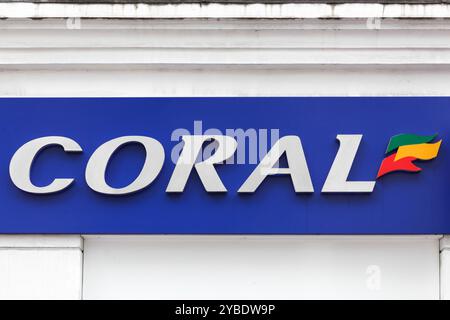 London, Großbritannien - 25. September 2019: Korallenlogo an einer Wand. Coral ist eine Kette von Wettgeschäften in Großbritannien Stockfoto