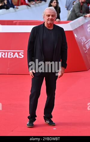 Formello, Italien. Oktober 2024. Giovanni Veronesi besucht den roten Teppich „LA VALANGA AZZURRA“ während des 19. Rom Film Festivals im Auditorium Parco Della Musica in Rom, Italien, am 18. Oktober 2024. (Foto: Domenico Cippitelli/NurPhoto) Credit: NurPhoto SRL/Alamy Live News Stockfoto