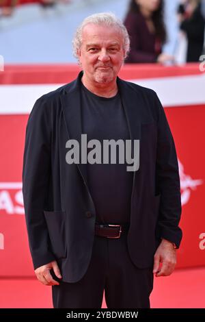 Formello, Italien. Oktober 2024. Giovanni Veronesi besucht den roten Teppich „LA VALANGA AZZURRA“ während des 19. Rom Film Festivals im Auditorium Parco Della Musica in Rom, Italien, am 18. Oktober 2024. (Foto: Domenico Cippitelli/NurPhoto) Credit: NurPhoto SRL/Alamy Live News Stockfoto