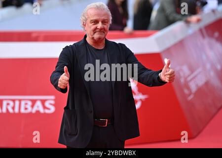 Formello, Italien. Oktober 2024. Giovanni Veronesi besucht den roten Teppich „LA VALANGA AZZURRA“ während des 19. Rom Film Festivals im Auditorium Parco Della Musica in Rom, Italien, am 18. Oktober 2024. (Foto: Domenico Cippitelli/NurPhoto) Credit: NurPhoto SRL/Alamy Live News Stockfoto