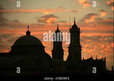 Sonnenuntergang, Hagia Triada (1880), Istanbul, Türkei, 2013. Griechisch-orthodoxe Kirche der Heiligen Dreifaltigkeit. Stockfoto