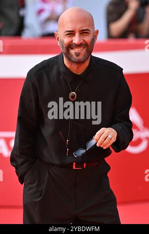 Formello, Italien. Oktober 2024. Giuliano Sangiorgi besucht den roten Teppich „LA VALANGA AZZURRA“ während des 19. Rom Film Festivals im Auditorium Parco Della Musica in Rom, Italien, am 18. Oktober 2024. (Foto: Domenico Cippitelli/NurPhoto) Credit: NurPhoto SRL/Alamy Live News Stockfoto