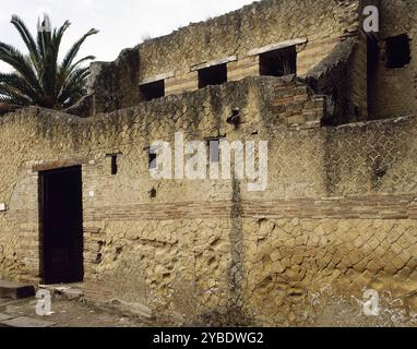 Eingang, Haus der Hirsche, Herculaneum, Italien, 1. Jahrhundert (2002). Die römische Stadt Herculaneum (in der Nähe des heutigen Kampaniens) wurde während des Ausbruchs des Vesuvs im Jahre 79 n. Chr. unter vulkanischer Asche und Bimsstein begraben. Stockfoto