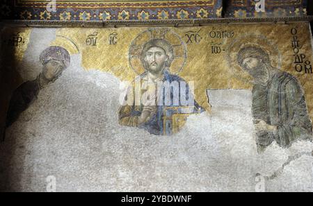 Mosaik der Deesis, Hagia Sophia, Istanbul, Türkei, 13. Jahrhundert. Detail von Christus in Majestät mit dem Heiligen Johannes dem Täufer und der Jungfrau Maria. Stockfoto