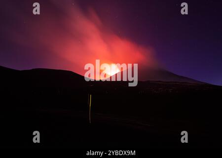 Ätna in eruzione di notte con il cielo stellato nello sfondo Stockfoto