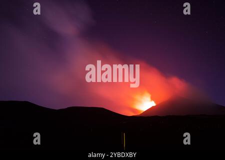 Ätna in eruzione di notte con il cielo stellato nello sfondo Stockfoto