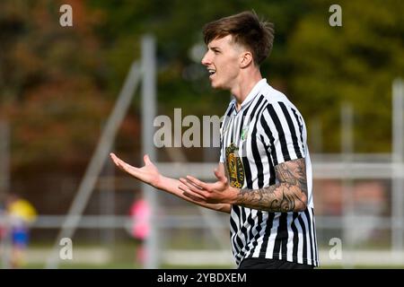 Pontardawe, Wales. 5. Oktober 2024. Rhys Dix von Pontardawe Town während des Spiels der FAW Amateur Trophy Round 2 zwischen Pontardawe Town und Giants Grave im Parc Ynysderw in Pontardawe, Wales, Großbritannien am 5. Oktober 2024. Quelle: Duncan Thomas/Majestic Media. Stockfoto