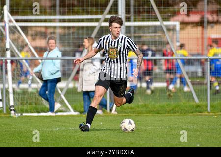 Pontardawe, Wales. 5. Oktober 2024. Rhys Dix aus Pontardawe Town wird am 5. Oktober 2024 im Parc Ynysderw in Pontardawe, Wales, Großbritannien, während des Spiels der FAW Amateur Trophy Round 2 zwischen Pontardawe Town und Giants Grave angreifen. Quelle: Duncan Thomas/Majestic Media. Stockfoto