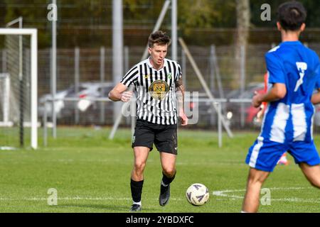 Pontardawe, Wales. 5. Oktober 2024. Rhys Dix von Pontardawe Town im Einsatz während des Spiels der FAW Amateur Trophy Round 2 zwischen Pontardawe Town und Giants Grave im Parc Ynysderw in Pontardawe, Wales, Großbritannien am 5. Oktober 2024. Quelle: Duncan Thomas/Majestic Media. Stockfoto