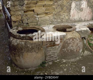 Thermopolium, Herculaneum, Italien, 79 n. Chr. Die römische Stadt Herculaneum (das heutige Kampanien) wurde während des Ausbruchs des Vesuvs unter vulkanischer Asche und Bimsstein begraben. Ein Thermopolium war ein Ort, wo Essen und heiße Getränke verkauft wurden. Stockfoto