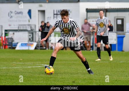 Pontardawe, Wales. 5. Oktober 2024. Rhys Dix von Pontardawe Town im Einsatz während des Spiels der FAW Amateur Trophy Round 2 zwischen Pontardawe Town und Giants Grave im Parc Ynysderw in Pontardawe, Wales, Großbritannien am 5. Oktober 2024. Quelle: Duncan Thomas/Majestic Media. Stockfoto