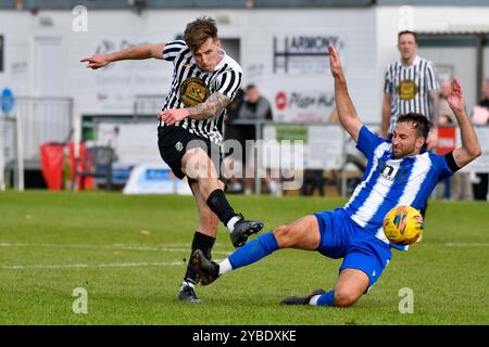 Pontardawe, Wales. 5. Oktober 2024. Rhys Dix von Pontardawe Town trifft trotz der Zuschauerschaft von Scott Tomlinson of Giants Grave während des Spiels der FAW Amateur Trophy Round 2 zwischen Pontardawe Town und Giants Grave am 5. Oktober 2024 im Parc Ynysderw in Pontardawe, Wales, Großbritannien. Quelle: Duncan Thomas/Majestic Media. Stockfoto