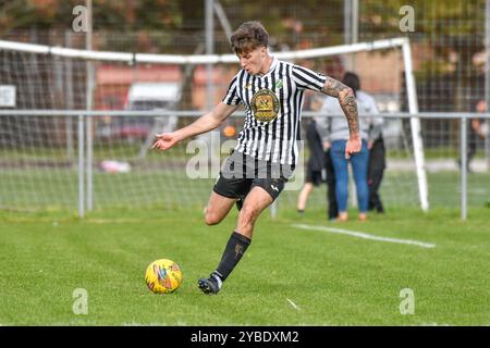 Pontardawe, Wales. 5. Oktober 2024. Rhys Dix von Pontardawe Town im Einsatz während des Spiels der FAW Amateur Trophy Round 2 zwischen Pontardawe Town und Giants Grave im Parc Ynysderw in Pontardawe, Wales, Großbritannien am 5. Oktober 2024. Quelle: Duncan Thomas/Majestic Media. Stockfoto