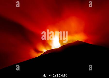 Ätna - il vulcano di SIicilia grande esplosione di Lava vista in dettaglio dal cratere durante l'eruzione di notte Stockfoto