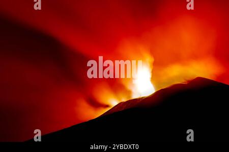 Ätna - il vulcano di SIicilia grande esplosione di Lava vista in dettaglio dal cratere durante l'eruzione di notte Stockfoto