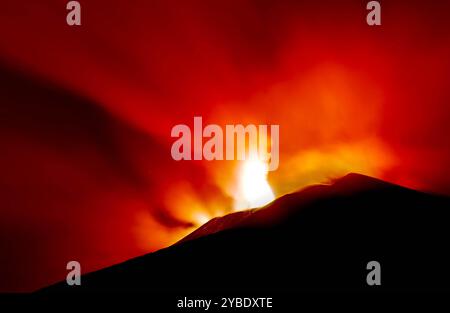 Ätna - il vulcano di SIicilia grande esplosione di Lava vista in dettaglio dal cratere durante l'eruzione di notte Stockfoto