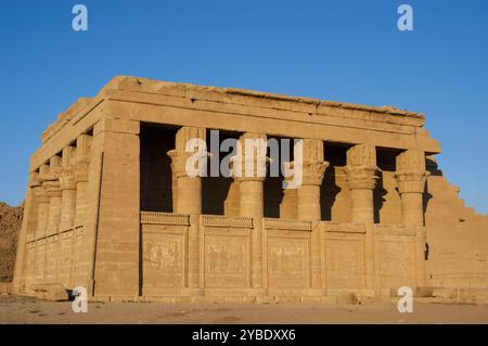 Römisches Geburtshaus von Mammisi, Tempelkomplex, Dendera, Ägypten, 2019. Kleine Kapelle, die auf 350 v. Chr. datiert ist. Die Säulen haben zusammengesetzte Kapitelle mit Götterfiguren. Stockfoto
