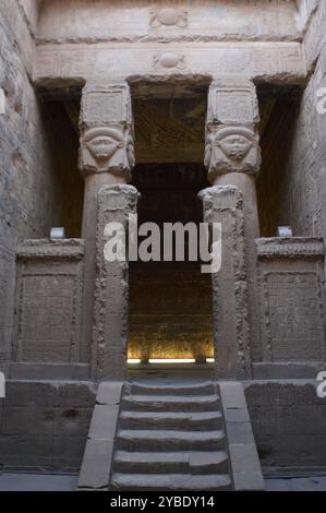 Hathor-Tempel, Dendera, Ägypten, 2003. Eintritt zur Neujahrskapelle mit Hathorischen Säulen. Der Bau des bestehenden Tempels begann 54 v. Chr., der späten ptolemäischen Zeit. Stockfoto