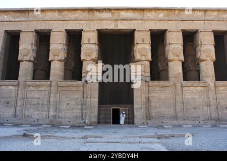 Hathor-Tempel, Dendera, Ägypten, 2003. Die Fassade besteht aus sechs Säulen mit hathorischen Kapitellen - d.h. Säulen mit dem Kopf der Göttin Hathor an der Spitze. Der Bau des bestehenden Tempels begann 54 v. Chr., der späten ptolemäischen Zeit. Stockfoto