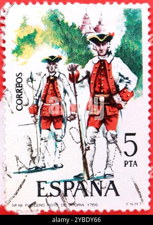 Foto einer gestempelten 5 spanischen Pesetas Briefmarke mit einer Illustration Rifleman Regiment von Vitoria 1766 aus der Militäruniformserie 1976 Stockfoto