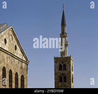 Umayyaden-Moschee oder große Moschee von Damaskus, Syrien, 2001. Erbaut im frühen 8. Jahrhundert. Die christliche und muslimische Tradition betrachtet es als Begräbnisstätte des Kopfes Johannes des Täufers. Zwei Schreine erinnern an den Enkel des islamischen Propheten Mohammed Husayn ibn Ali, dessen Martyrium häufig mit dem von Johannes dem Täufer und Jesus verglichen wird. Stockfoto