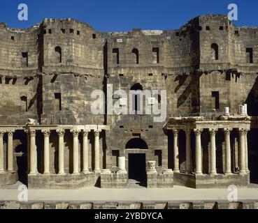 Scaenae frons, Porticus post scaenam und Pulpitum, Roman Theatre, Bosra, Syrien, 2001. Die Scaenae frons ist der kunstvoll verzierte permanente architektonische Hintergrund einer römischen Theaterbühne. Stockfoto