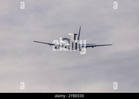 RAF Boeing E-7A Wedgetail AEW1, der den Flughafen Southend verlässt, wurde in den Farben der Royal Air Force lackiert. Es ist die erste von drei AEW-Flugzeugen Stockfoto