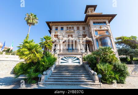 Imperia, Italien - 14. August 2023: Villa Grock. Historisches Haus des berühmten Clowns, sonniger Tag mit blauem Himmel Stockfoto