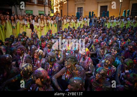 Granada, Spanien. Oktober 2024. Eine Gruppe von Studenten der Medizinischen Fakultät bleibt im Rahmen einer jährlichen Tradition bei einer Feier zu Ehren ihres Schutzpatrons St. Lucas am Granada University Square in Granada, Spanien, am 18. Oktober 2024 mit bunten Farben und Glitzern bedeckt. Die Studenten des vierten Jahrgangs, die als Charaktere aus dem Film „Herr der Ringe“ gekleidet sind, organisieren die diesjährige Veranstaltung. (Foto: Fermin Rodriguez/NurPhoto) Credit: NurPhoto SRL/Alamy Live News Stockfoto