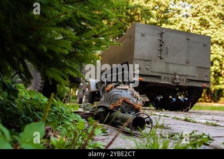 Amerikanische Militärausrüstung aus dem Zweiten Weltkrieg M1-Helm und M1-Handabwehrraketenwerfer (Bazooka Stockfoto