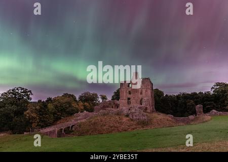 Die Nordlichter über Norham Castle, Northumberland, England, Großbritannien Stockfoto