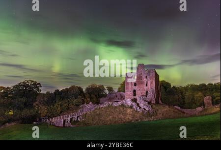 Die Nordlichter über Norham Castle, Northumberland, England, Großbritannien Stockfoto