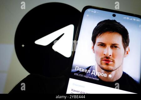 Ein Telegram-Logo und ein Pavel Durov-Profilfoto werden auf einem Smartphone-Bildschirm angezeigt Stockfoto