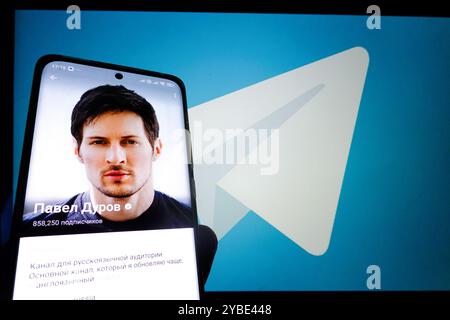 Ein Telegram-Logo und ein Pavel Durov-Profilfoto werden auf einem Smartphone-Bildschirm angezeigt Stockfoto