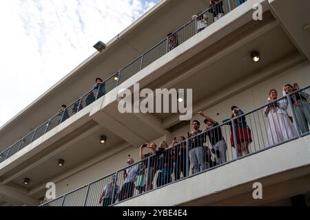 Austin, Usa. Oktober 2024. Die Fans werden am Freitag, den 18. Oktober 2024, auf dem Circuit of the Americas in Austin, Texas, beim Formel-1-Grand-Prix der Vereinigten Staaten im Fahrerlager gesehen. Foto: Greg Nash/UPI Credit: UPI/Alamy Live News Stockfoto