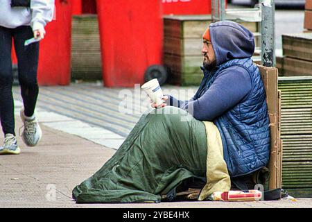 Glasgow, Schottland, Großbritannien. Oktober 2024. Wetter in Großbritannien: Kalt über Nacht und feucht vor dem Sturm sah Lovale im Zentrum der Stadt kämpfen. Credit Gerard Ferry/Alamy Live News Stockfoto