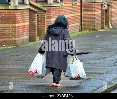 Glasgow, Schottland, Großbritannien. Oktober 2024. Wetter in Großbritannien: Kalt über Nacht und feucht vor dem Sturm sah Lovale im Zentrum der Stadt kämpfen. Credit Gerard Ferry/Alamy Live News Stockfoto