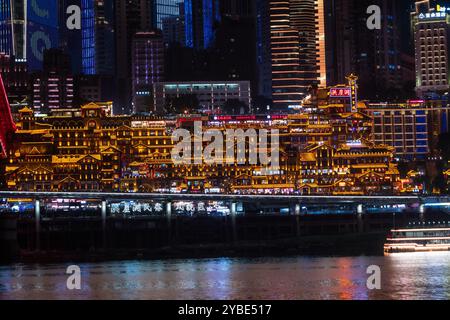 Der atemberaubende Blick bei Nacht auf die Chongqing Hongya Höhle und ihr geschäftiges Geschäftsviertel macht sie zu einem absoluten Reiseziel für Touristen. Stockfoto