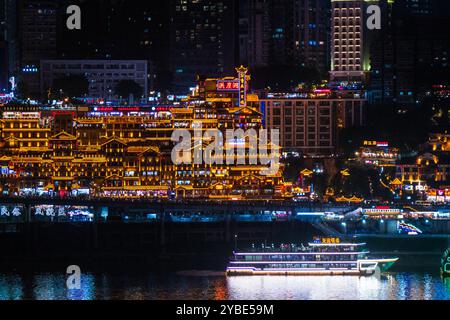 Der atemberaubende Blick bei Nacht auf die Chongqing Hongya Höhle und ihr geschäftiges Geschäftsviertel macht sie zu einem absoluten Reiseziel für Touristen. Stockfoto